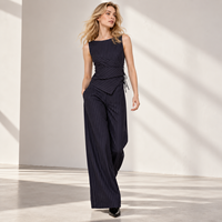 Ensemble élégant pour femmes, haut sans manches à rayures fines et pantalon large.
