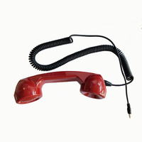 Combiné téléphonique public avec cordon métallique spiralé