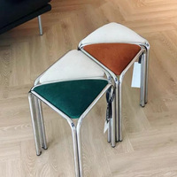 Tabouret triangulaire moderne de style international, revêtu de tissu, avec structure en acier inoxydable pour cafés, restaurants et petits appartements