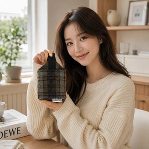 กระเป๋าจัดระเบียบผ้าแคนวาสแบบขายส่ง OEM พร้อมซิปและหูหิ้วด้านข้าง กระเป๋าเครื่องสำอางทรงสี่เหลี่ยมพิมพ์โลโก้ตามสั่ง สำหรับการเดินทางและใช้ในชีวิตประจำวัน - Product Image 4