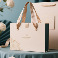 Boîte cadeau pliante en carton rose personnalisée avec poignée en cuir pour l'emballage de vernis à ongles et de crème pour le visage, boîtes rigides
