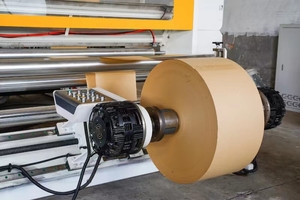 Machine de rembobinage de découpeuse de carton de papier d'aluminium de refendage de rouleau jumbo de déroulement hydraulique sans arbre HJKS-2000 - Product Image 5