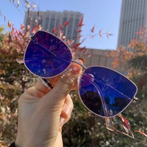 Lunettes Photochromiques 2026 en Alliage de Strass Noir, Blanc et Or, Monture Œil de Chat à Charnière à Ressort, Verres <span class=keywords><strong>Photogray</strong></span> Anti-Reflet et Anti-Lumière Bleue - Product Image 6