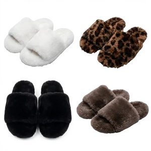 Sandales plates confortables à bout ouvert pour femmes, en fourrure noire, style doux avec doublure en peluche pour l'hiver - Product Image 1