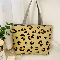Tas Tote Wanita Motif Cetak Bahan Polyester Kapasitas Besar untuk Musim Semi, Gaya Street Fashion