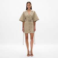 Nouvelle Robe Blazer Mini Femme Personnalisée Beige à Col Cranté, Col en V, Manches Courtes, Boutonnée, Corset et Ceinture à Nouer
