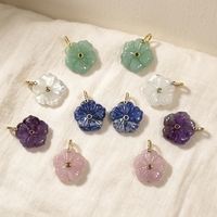 Pendentif Fleur en Pierre Naturelle Sculptée, Breloque Florale avec Anneau Doré, Améthyste, Quartz Rose, Aventurine pour Fabrication de Colliers et Bijoux DIY