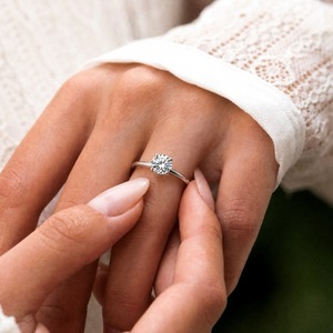 Bague de fiançailles Dylam Top Fine Jewelry en argent 925 plaqué rhodium, solitaire, forme cercle, moissanite D VVS1, pour femme, mariage - Product Image 2