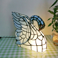 Lampe de table en verre Tiffany Glow Swans pour décoration de chevet, veilleuse, bureau, amoureux des animaux, lampe de bureau Tiffany