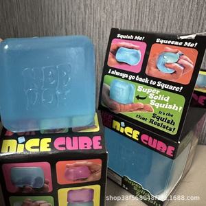 Jouet sensoriel à presser Schylling NeeDoh Nice Cube avec cube à presser super solide - Product Image 2