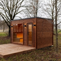 Sauna extérieur avec plateforme en bois brun clair, résistant aux intempéries, toutes saisons