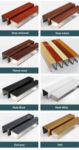 Plafond suspendu en aluminium à grain <span class=keywords><strong>de</strong></span> bois ignifuge Alumtimes, bande linéaire en forme <span class=keywords><strong>de</strong></span> U, déflecteur pour centre commercial, hôpital, hôtel, 10 ans - Product Image 5