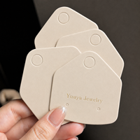 Tarjeta de Joyería con Textura Mate Beige, Logotipo Personalizado con Estampado en Caliente, Tarjeta para Aretes y Collares, Personalización Disponible