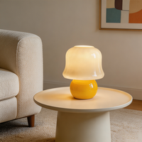 Lampe de chevet en verre crème VH Nordic, abat-jour en verre de style médiéval, alimentation par piles et prise secteur