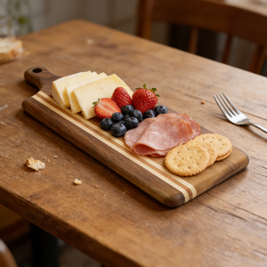 Tabla de Madera de Arce y Nogal Negro para Servir Charcutería y Quesos, con Logotipo Personalizado de Natural House y Orificio para Colgar - Product Image 4