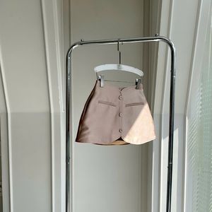 Coshe Alice Jupe courte décontractée à boutons brodés sur le devant pour femme Forme féminine Matériau doux et respirant Fabriqué en été - Product Image 5