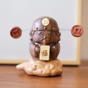 Adorno de sándalo tallado del Dios de la Riqueza con el característico símbolo Fu para decoración Feng Shui en el hogar u oficina. - Product Image 1