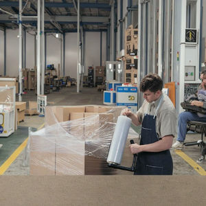 Usine en gros <span class=keywords><strong>300m</strong></span> LLDPE <span class=keywords><strong>Film</strong></span> <span class=keywords><strong>étirable</strong></span> manuel 450mm <span class=keywords><strong>x</strong></span> 25 microns <span class=keywords><strong>Film</strong></span> plastique transparent étanche à l'humidité Dureté souple Longueur <span class=keywords><strong>30cm</strong></span> - Product Image 1