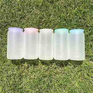 Verre recyclable givré de 16 oz en forme de canette de bière vierge pour sublimation, avec couvercle en plastique coloré et paille, pour impression par transfert thermique - Product Image 1