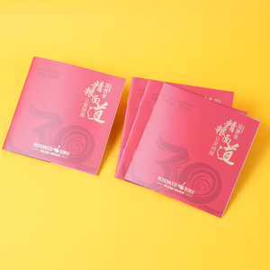 Brochures personnalisables en papier d'art de point de selle d'estampage à chaud en or noir <span class=keywords><strong>Livre</strong></span> en carton pour les looks de mode et les galeries d'art - Product Image 3