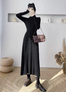 فستان نسائي أنيق وعصري بسيط منسوج طبيعيًا بقصة A-Line طويل يصل للأرض، ناعم ومسامي، بياقة دائرية فرنسية وتصميم يحدد الخصر، مثالي للخريف. - Product Image 2