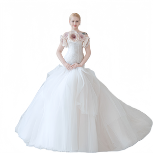 Grandioso abito da sposa bianco taglie forti-triplo dettaglio rosa e ampio treno per matrimoni a palazzo - Product Image 2