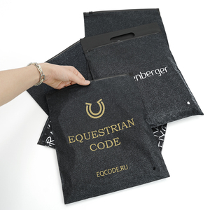 Sac d'emballage noir réutilisable pour vêtements, avec fermeture éclair, surface mate noire scintillante de luxe, logo personnalisé en feuille d'or - Product Image 1