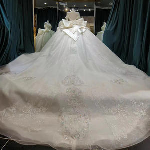 Robe de mariée moderne de luxe LSML001, robe de mariage brodée, manches régulières, col en V, traîne chapelle, silhouette sirène/trompette - Product Image 5