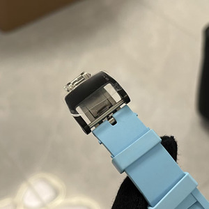 Reloj deportivo para hombre con correa de caucho impermeable de 50 bar, diseño esqueletizado de lujo y alta calidad con logotipo OEM. - Product Image 4