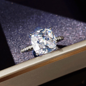 Anello classico a quattro punte con zircone bianco, elegante anello di fidanzamento alla moda, gioiello regalo. - Product Image 2