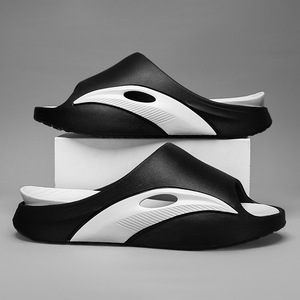 Sandalias casuales antideslizantes de suela gruesa en negro y naranja para hombre, para la playa. - Product Image 3
