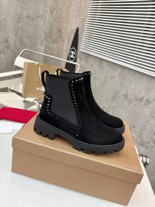 <span class=keywords><strong>Bottines</strong></span> <span class=keywords><strong>Chelsea</strong></span> <span class=keywords><strong>cloutées</strong></span> noires pour femmes semelle rouge Style Edgy Punk bottes courtes en cuir à lacets pour automne hiver semelle intérieure PU - Product Image 3