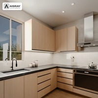 Ensemble de meubles de cuisine sur mesure, portes contemporaines en chêne blanc, aménagement en forme de L et rangement par tiroirs, structure en panneaux de particules