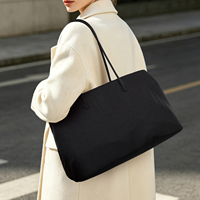 Sac à bandoulière grande capacité en nylon imperméable pour femme, sac à main de créateur avec cordon de serrage intérieur contrastant, sac de voyage et cabas