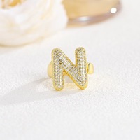Vente en gros de initiales à la mode Nouveau style Bague à lettres potelées Ouverture réglable Bague en laiton plaqué or avec micro insertion en zircon