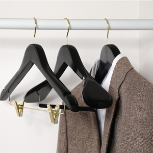 Cintres en bois noir brillant de qualité supérieure avec logo personnalisé pour les boutiques et les hôtels - Product Image 4