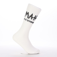 Chaussettes de sport personnalisées avec impression de slogan, chaussettes athlétiques blanches avec lettrage noir, ajoutez votre logo, choisissez les couleurs, tissu tricoté doux