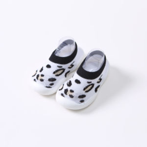 Chaussons en tricot de coton pour bébé sans compression, offrant une chaleur supplémentaire sans encombrer, motif léopard tendance - Product Image 1