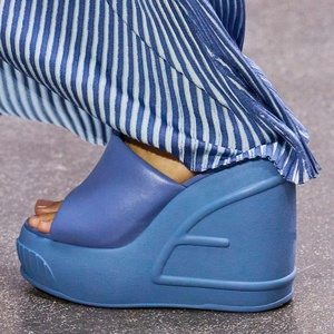 Sandales en fourrure pour femmes à talon compensé haut, semelle épaisse, couleur unie, mules à bout ouvert, chaussures compensées à plateforme - Product Image 5
