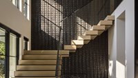Escalier flottant contemporain à marches empilées avec monte-escalier fermé en chêne blanc et éclairage LED