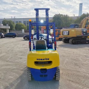 Chariot élévateur diesel Komatsu FD30 d'occasion de 3 tonnes avec mât à deux étages, commande manuelle, déplaceur latéral hydraulique, pneus pleins - Product Image 2