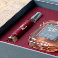 Boîte à parfum rigide réutilisable de style livre bleu magnétique de luxe personnalisée avec doublure en éponge et deux vaporisateurs de voyage