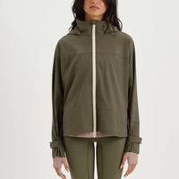 Veste de randonnée pour femme, coupe courte, légère, coupe-vent, séchage rapide, avec logo personnalisé OEM, col montant, fermeture éclair intégrale et taille ajustable par cordon.