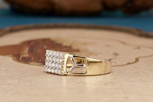 Bague classique en diamant de haute joaillerie avec pierre centrale taille Asscher et sertissage à griffes sécurisé pour une sophistication intemporelle - Product Image 4