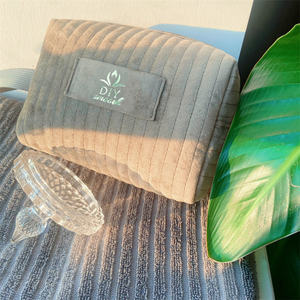 Sacs de voyage cosmétiques en velours de soie avec logo personnalisé trousse de maquillage pour femmes avec poignée trousse de maquillage de toilette de voyage en plein air - Product Image 4