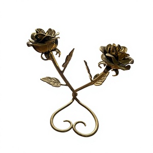 Ornements décoratifs en métal en forme de rose en fer forgé faits à la main, finition bronze doré pour portails et clôtures en fer - Product Image 1