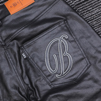 Vêtements de rue personnalisés Shorts pour hommes Conception lourde Rivets en métal Strass Patch en cuir Short en jean Jeans enduit de cire noir