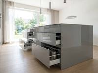 Meubles de cuisine modulaires gris bicolore à grain de bois, glissières sous plan de travail à extension totale de précision avancée, en vrac