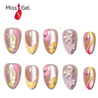 Ongles en gel souple effet œil de chat, forme amande, rose nude brillant, avec nail art floral fait main, couverture complète, faux ongles.