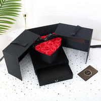 Maßgefertigte Seifenrosen-Schmuckgeschenkbox mit Doppeltür, Magnetverschluss, stabilem Karton und Satinschleife für Halsketten, Ringe, Heiratsanträge – Großhandel